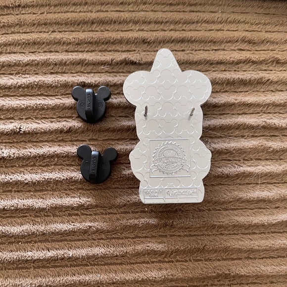 3D Mickey pin with Sorcer hat - Picture 2 of 2